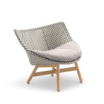 Moderne stoel met patroon en houten poten