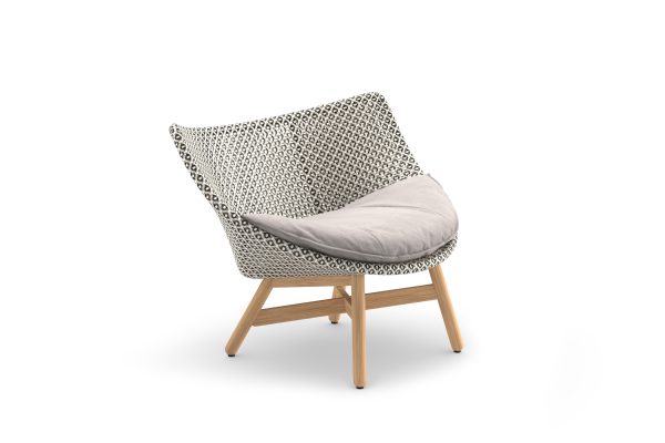 Moderne stoel met patroon en houten poten