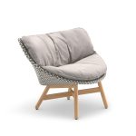 Moderne designstoel met kussens en houten poten.