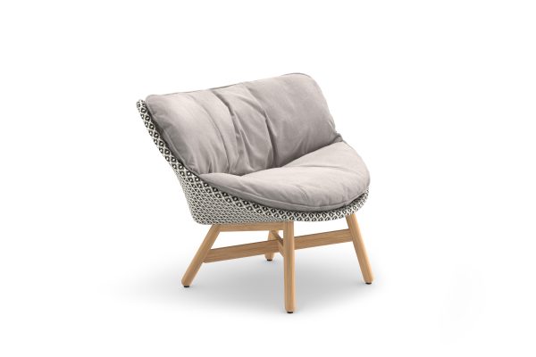 Moderne designstoel met kussens en houten poten.