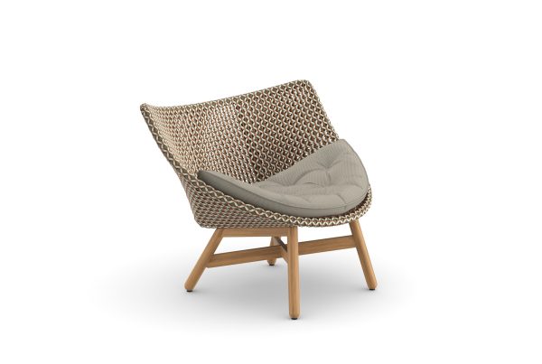Stijlvolle moderne stoel met geweven rugleuning en kussen.