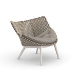 Moderne designstoel met kussen, wit en grijs patroon.