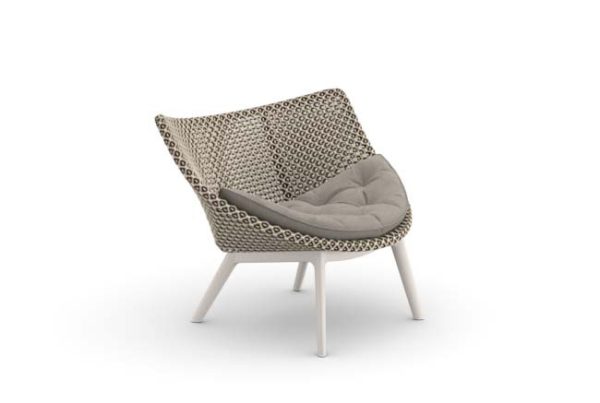 Moderne designstoel met kussen, wit en grijs patroon.