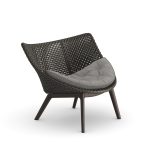 Moderne grijze fauteuil van rotan met kussen
