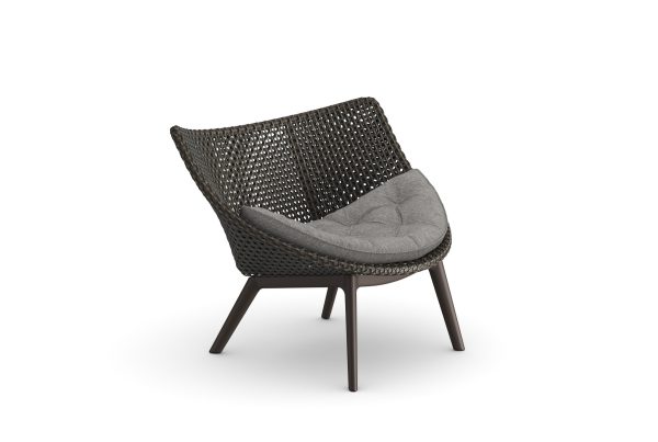 Moderne grijze fauteuil van rotan met kussen