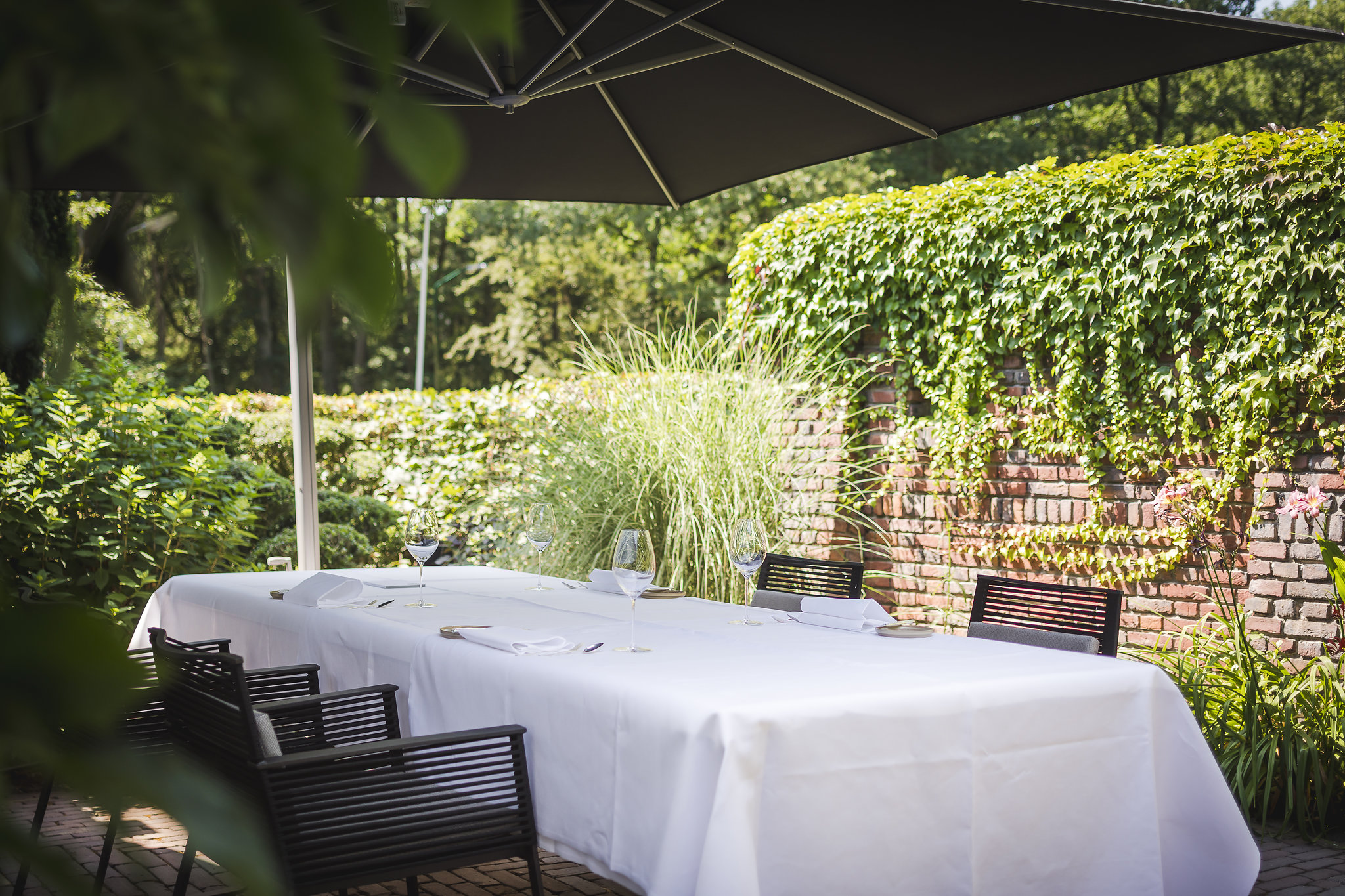 Kettal dining – sfeerbeeld opstelling in de tuin