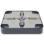 Zwarte parasolvoet met vier betonnen tegels.