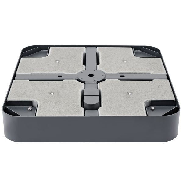 Zwarte parasolvoet met vier betonnen tegels.