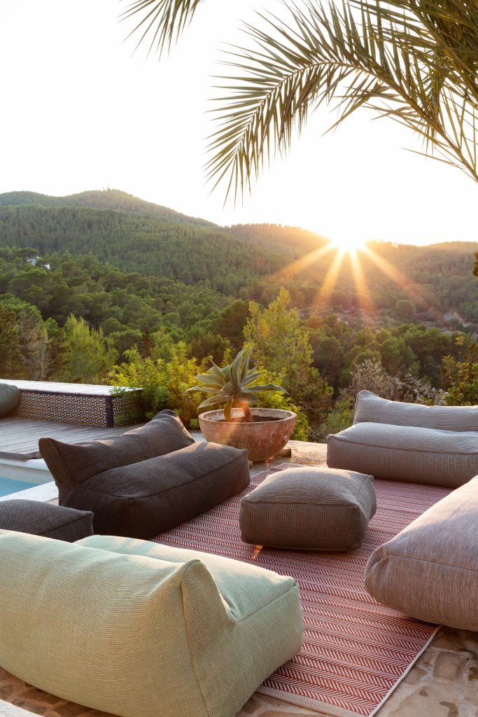 Luxe lounge bij zonsondergang met uitzicht op heuvels.