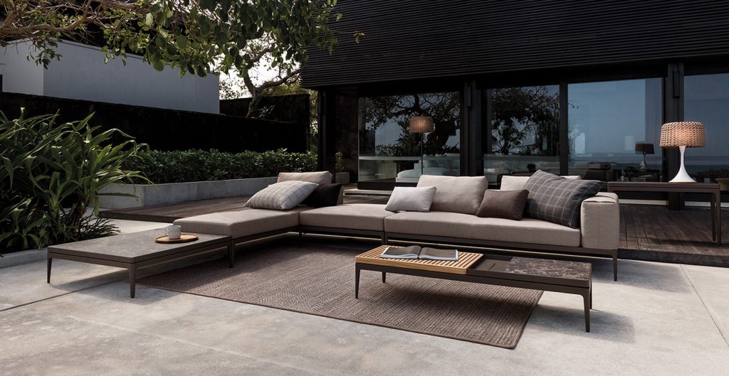 Moderne buitenterras met stijlvolle lounge en planten